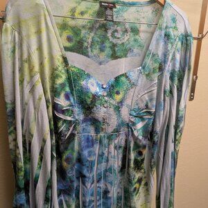 ~NWOT Beautiful Women's blouse.